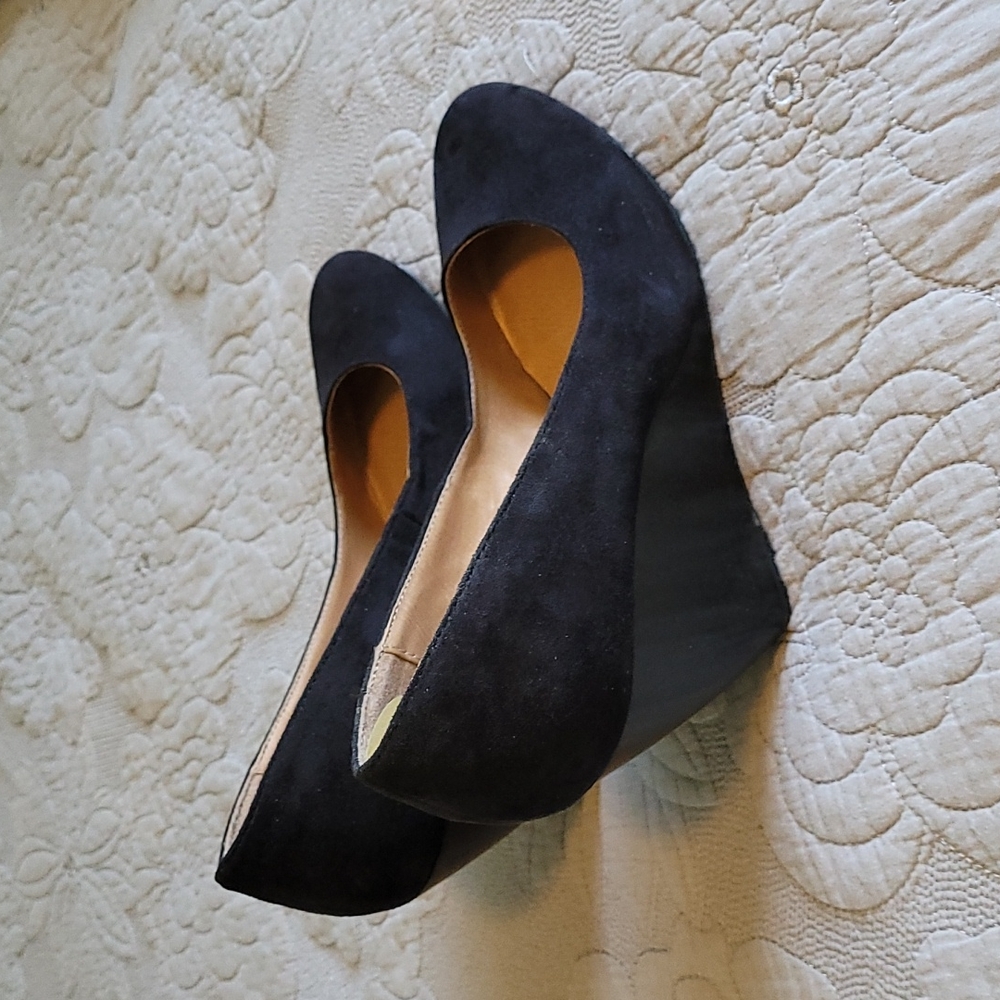 Nine West size 10.5 black suede wedges.